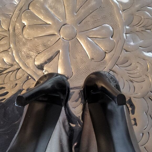 Carlos Santana 4"high heel mules, pewter silver in color,and black,leather upper - Picture 9 of 9